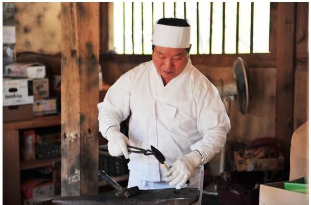 Fits All Hand Sizes: Youngju Homi & Korean Garden Hand Plow Hoe - Korean Master Blacksmith Seok No Ki Crafted - Ideal for Easy Gardening, Weeding, Farming - Safety Cover Included. Authentic, Handmade