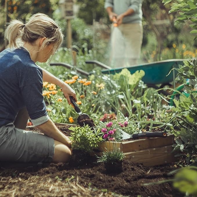 Fiskars Xact Hand Weeder, Garden Tool, Stainless Steel Blade with Sharpened and Serrated Edge for All Gardening Tasks, SoftGrip Handle