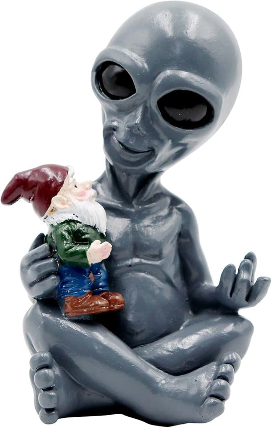 Dnoifne Alien Hugging Gnome Garden Decoration Statue, Resin Alien Dwarf Statue, Waterproof Garden Alien and Gnome Statue for Patio Lawn Porch Decoration Birthday Gifts Housewarming Gifts