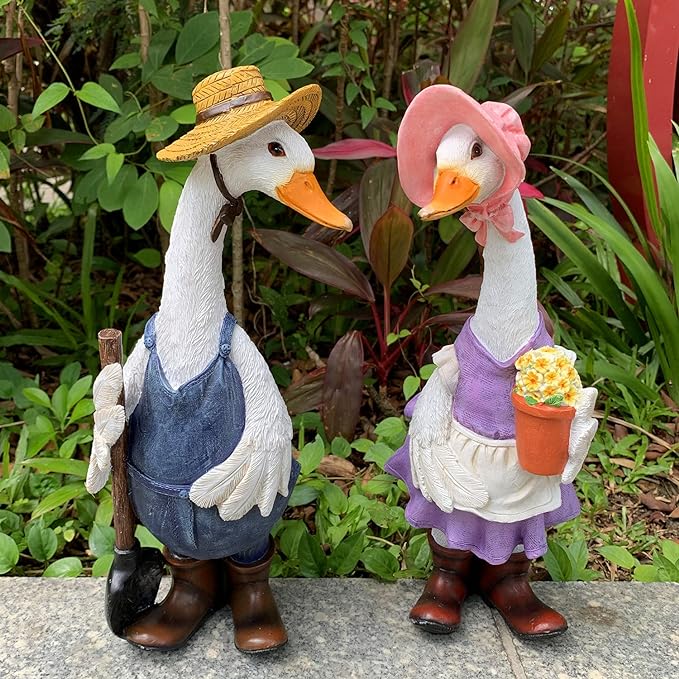 Garden Statues Gardener Couple Duck, Indoor Outdoor Decorations Cute Ducks Art Décor Goose Figurine Ornament for Yard Home Garden Patio and Office (Female)